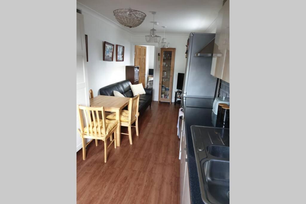 A Home Away From Home With A Big Welcome Erith Екстер'єр фото